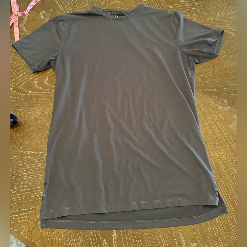 Men’s medium charcoal gray AO pyca pro Cuts split hem T-shirt